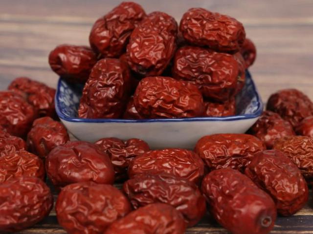 补血吃什么食物最好，缺血吃什么最好最快的补血（医生：真正补血的是这4种食物）