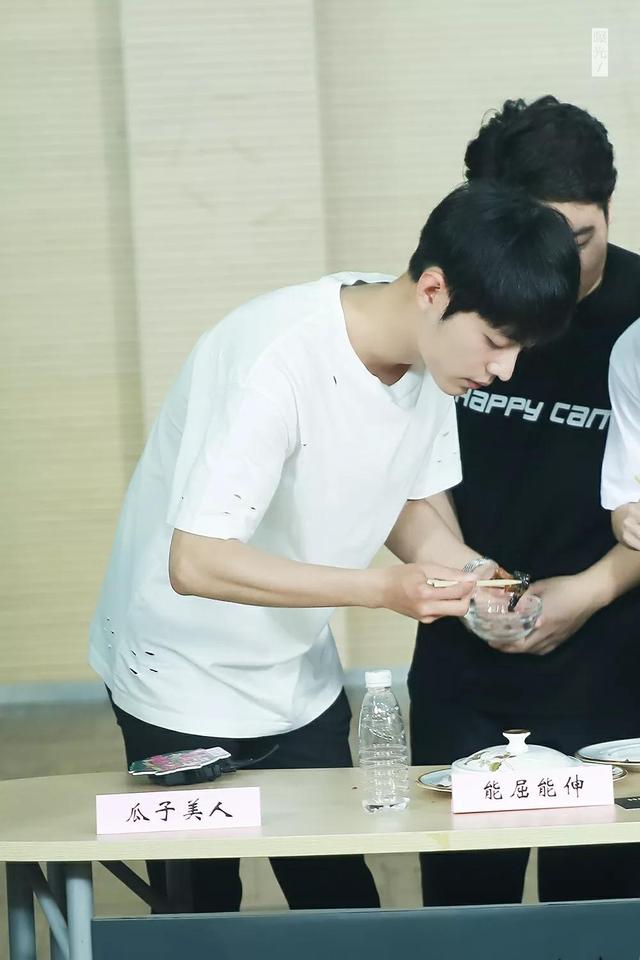 肖战快乐大本营，肖战郑爽快乐大本营哪一期（肖战一共上了四次《快乐大本营》）