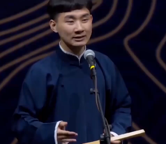 而紧跟陶阳身后的云字科大师兄,艺名为张云藩,是郭德纲师弟的儿子.