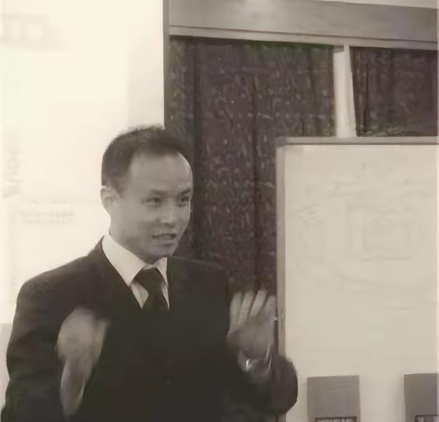 一瓶白酒，一颗“蛋蛋”，“人生导师”乐嘉的毁灭史