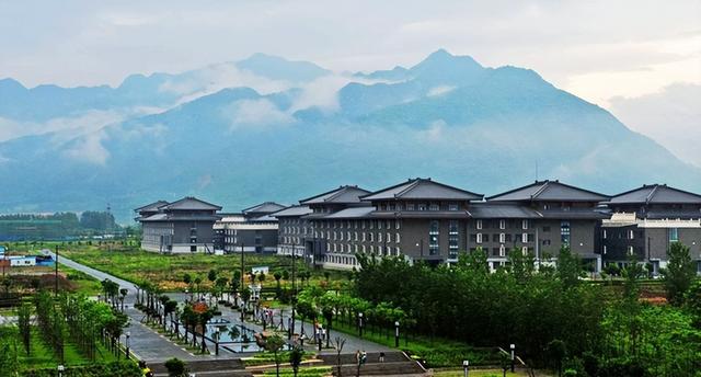 建筑系大学排名，2021全国大学建筑环境与能源应用工程专业排名（我国6所建筑大学实力、分数线排名）