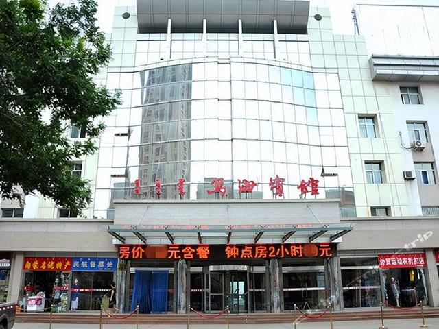 在乌海火车站旁边，订的标准间49，看看怎么样
