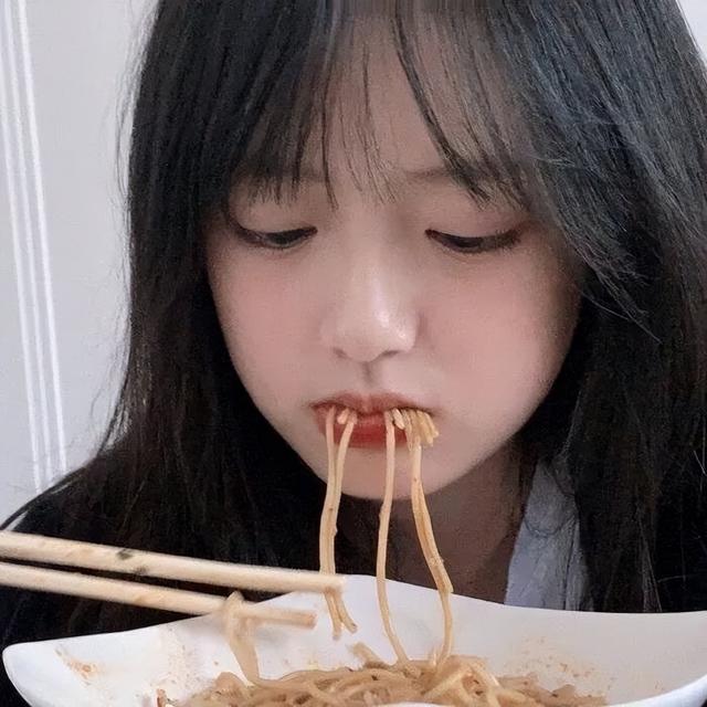 网红头像卡通可爱 美食妹妹，网红头像卡通可爱图片微信（吃东西头像）