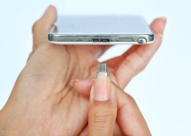 手机怎样充电快，手机如何正确充电（正确充电方式延长电池寿命）