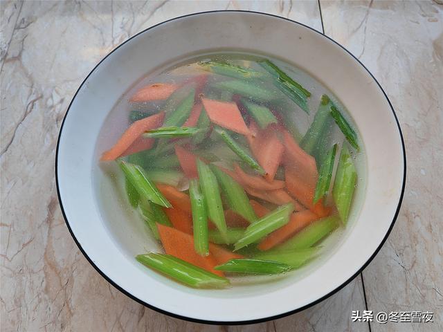 芹菜胡萝卜炒木耳的家常做法，把这四种蔬菜搭配