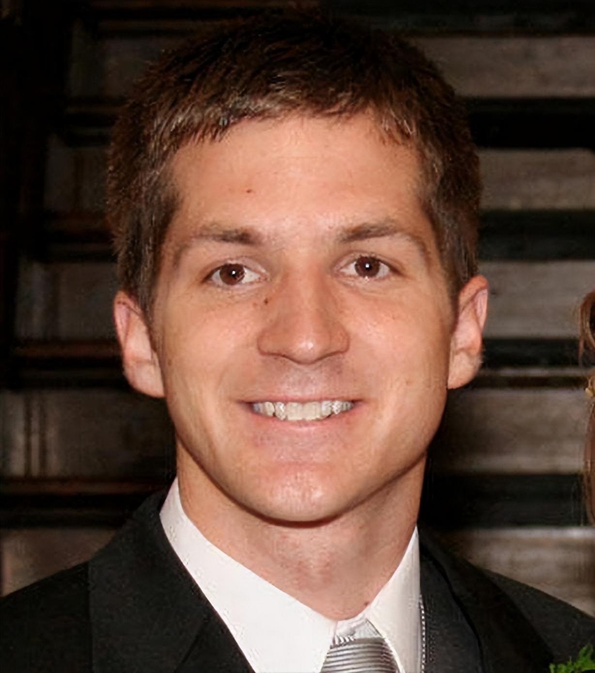 专业绑人视频（男子以恐怖的姿势被困在洞穴内）