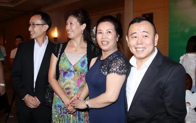 潘长江罕带老婆亮相!妻子穿蕾丝裙身材富态,比巩汉林媳妇还大气