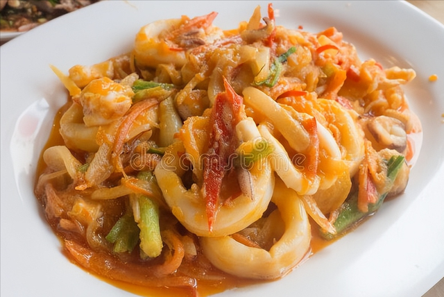 怎么炒鲜鱿鱼，怎么炒鲜鱿鱼须（直接下锅是大忌）