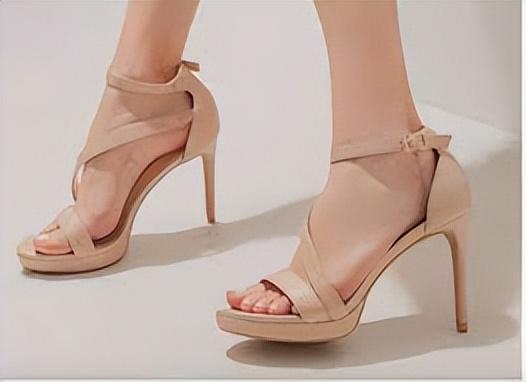 女人必有的几款鞋子，每个时尚女性必备的五大款式
