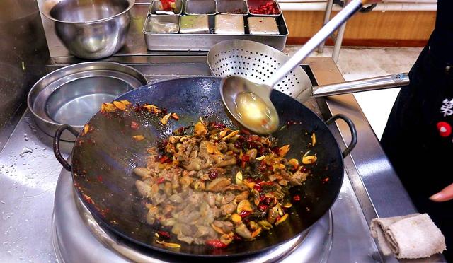 100克鸡胸肉含多少蛋白质，一百克鸡胸肉含多少脂肪（鸡腿排倒数第二）