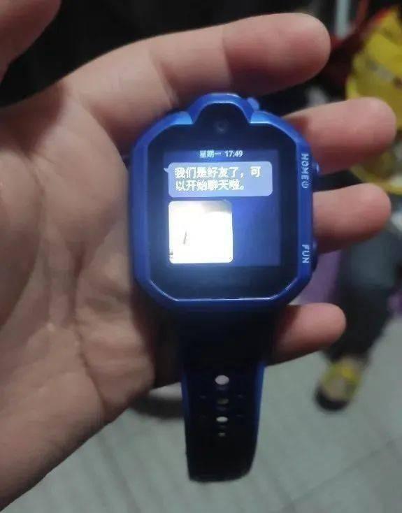 给孩子配手机最佳年龄，孩子多大配手机合适（开学要不要给孩子买电话手表）