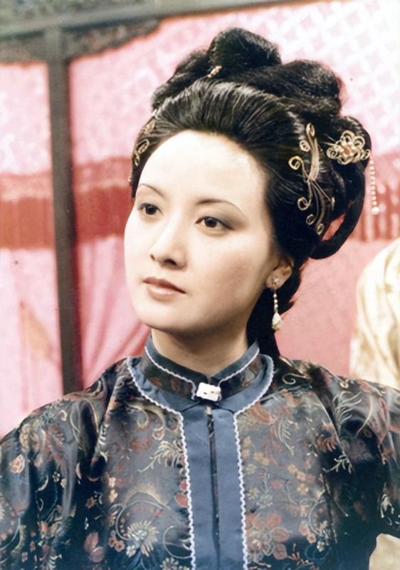 王熙凤人物形象分析，王熙凤人物形象分析100字（让王熙凤从间接害人变成直接害人的关键人物是贾母）