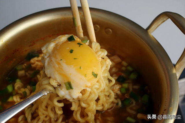 爬山带什么吃的比较好，爬山适合带什么吃的（如何让你的方便面营养均衡、更好吃）