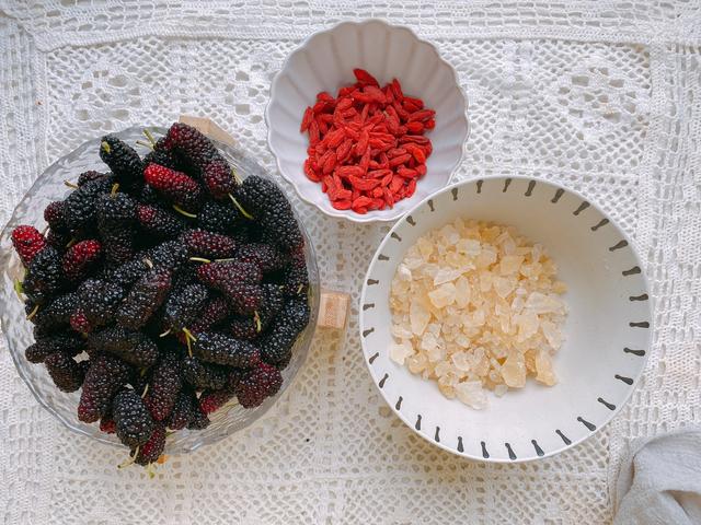 桑葚怎么酿酒自己在家做，如何在家自制桑葚酒（口感醇厚保存时间久）