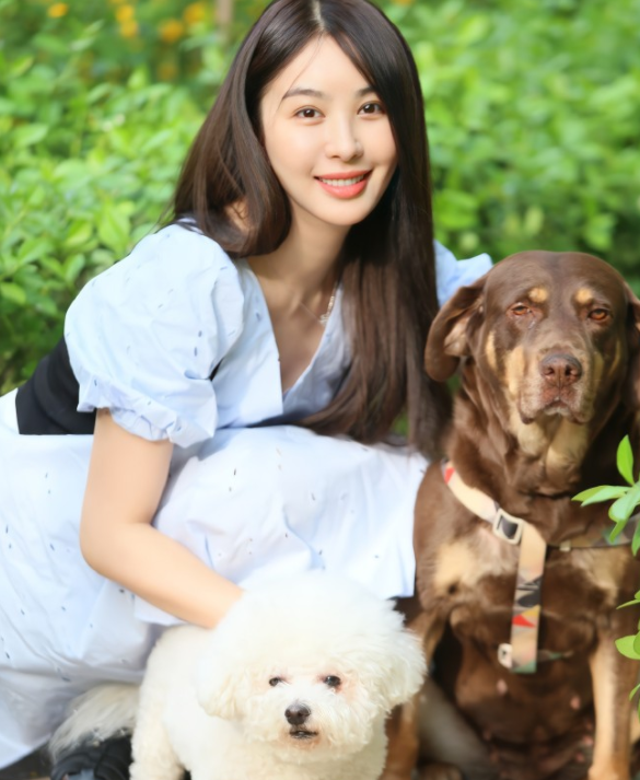 李菲儿：和黄晓明同居3年，因杨颖分手，35岁仍单身