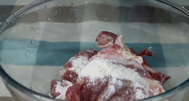 怎样速成高汤砂锅面用的汤，砂锅面的汤怎么做（熬骨头汤记住一定放这3种香料）