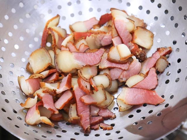 一斤腊肉放多少盐，做腊肉腌制一般要放多少盐一斤肉（只放盐不正宗容易坏）