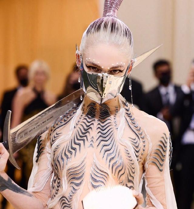 施华洛世奇水晶灯，客厅吊水晶灯好不好（好莱坞红毯太大胆）