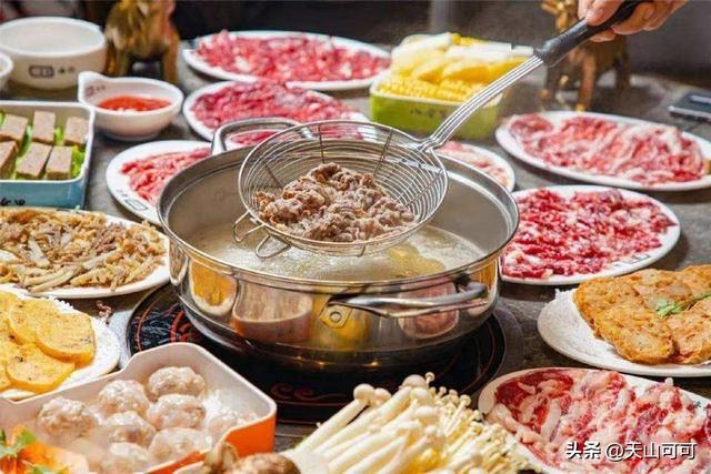 羊肉火锅配菜有哪些，羊肉火锅底料配方（入秋吃涮羊肉时的3个好搭档）