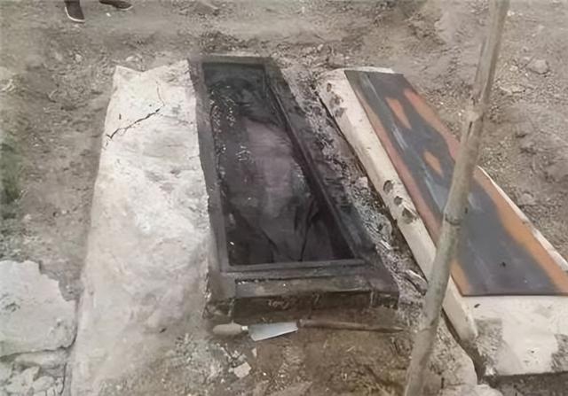 清代古墓发现奇怪女尸，历经百年五官却清晰可见