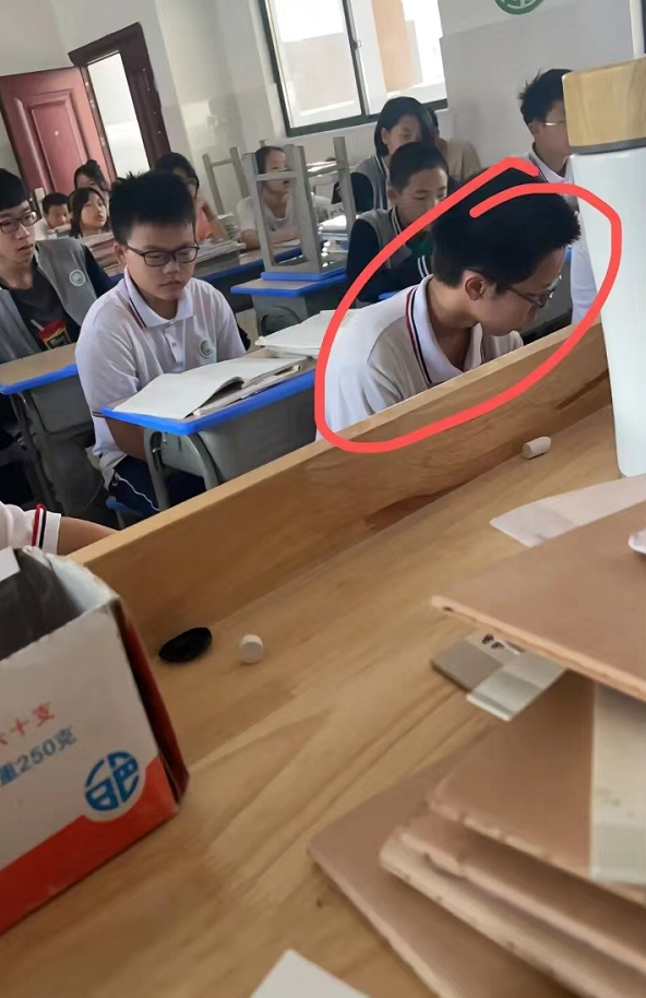 学霸型女生的性格，12星座五大学霸女（老师讲述班里学霸的状态）