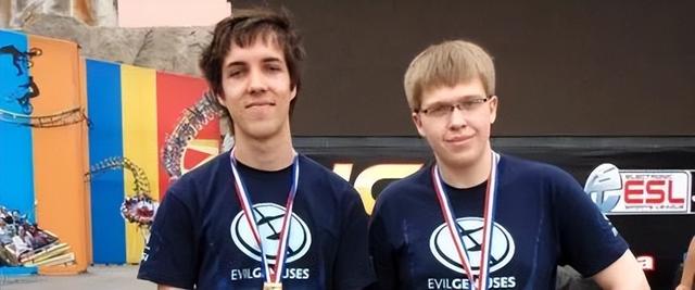 时至今日,瓜哥依旧会在自己的直播中直播war3,他对于魔兽的喜爱之情也