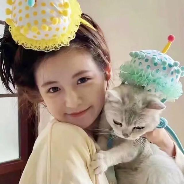 猫系女孩，微信头像，猫系女孩（女生头像：抱猫头像）