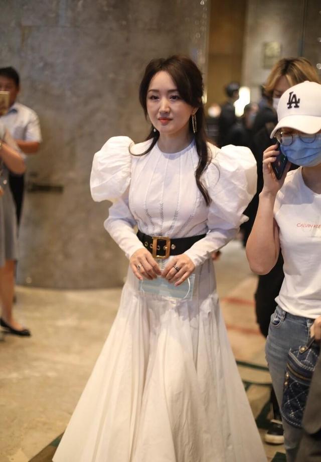 杨钰莹中年也这么甜美，粉色吊带裙清新温柔，看脸有点婴儿肥