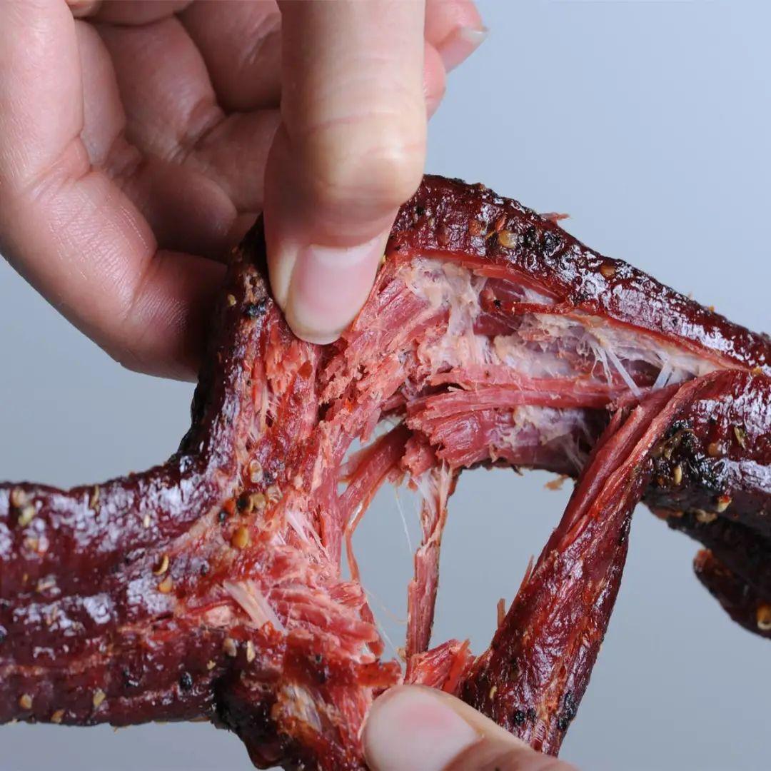 当地 "岩泉寺"内有一座大石香炉,色黑如铁,粗看很像一座铁炉,俗称铁炉