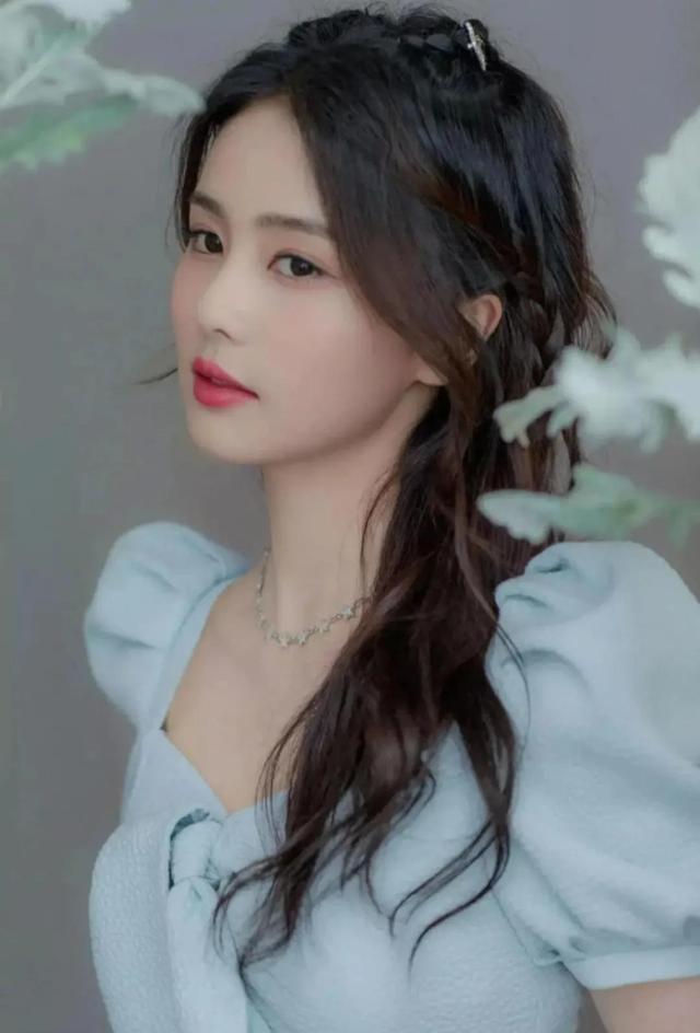 白鹿毕业于哪个大学，白梦妍为什么叫白鹿（白鹿：从网红模特到人气演员）