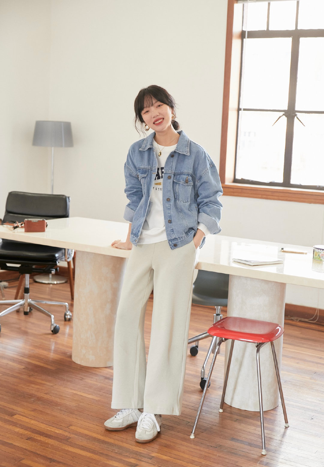 蓝色配什么颜色，蓝色配什么颜色上衣（穿“蓝+白”准没错）