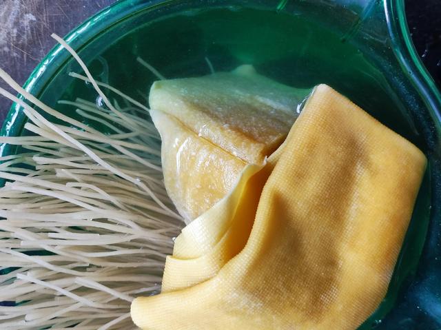 酸菜冻豆腐的做法，酸菜炖冻豆腐怎么做好吃（酸菜炖冻豆腐粉条）
