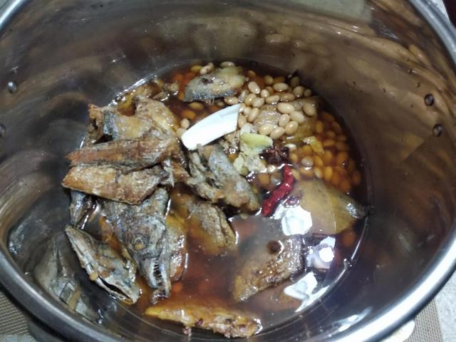 圣旨骨酥鱼！，圣旨骨酥鱼的做法（在家做不比买的鱼罐头差）