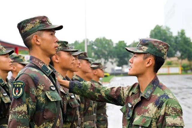 送新兵祝福语简短，家人送新兵祝福语简短（这份临别赠礼有点“硬”）