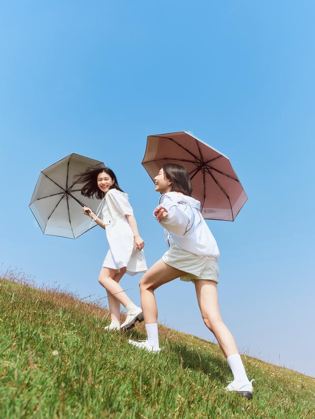 黑胶伞和普通伞的区别，“防晒伞”是防晒神器