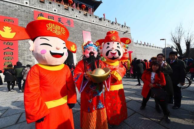 今天的财神方位是什么位置，今日财神方位在哪里（今年哪天接财神祭财神）