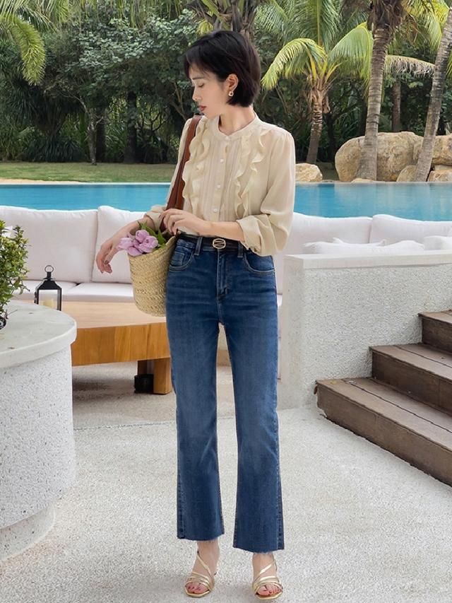 街拍牛仔裤搭配技巧，牛仔裤下面一定不要配“运动鞋”