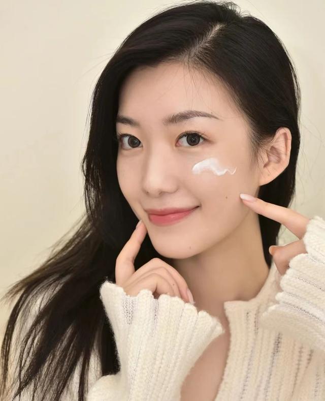 面膜的主要作用是什么，面膜是有什么作用（梳妆台常备“3样护肤品”）