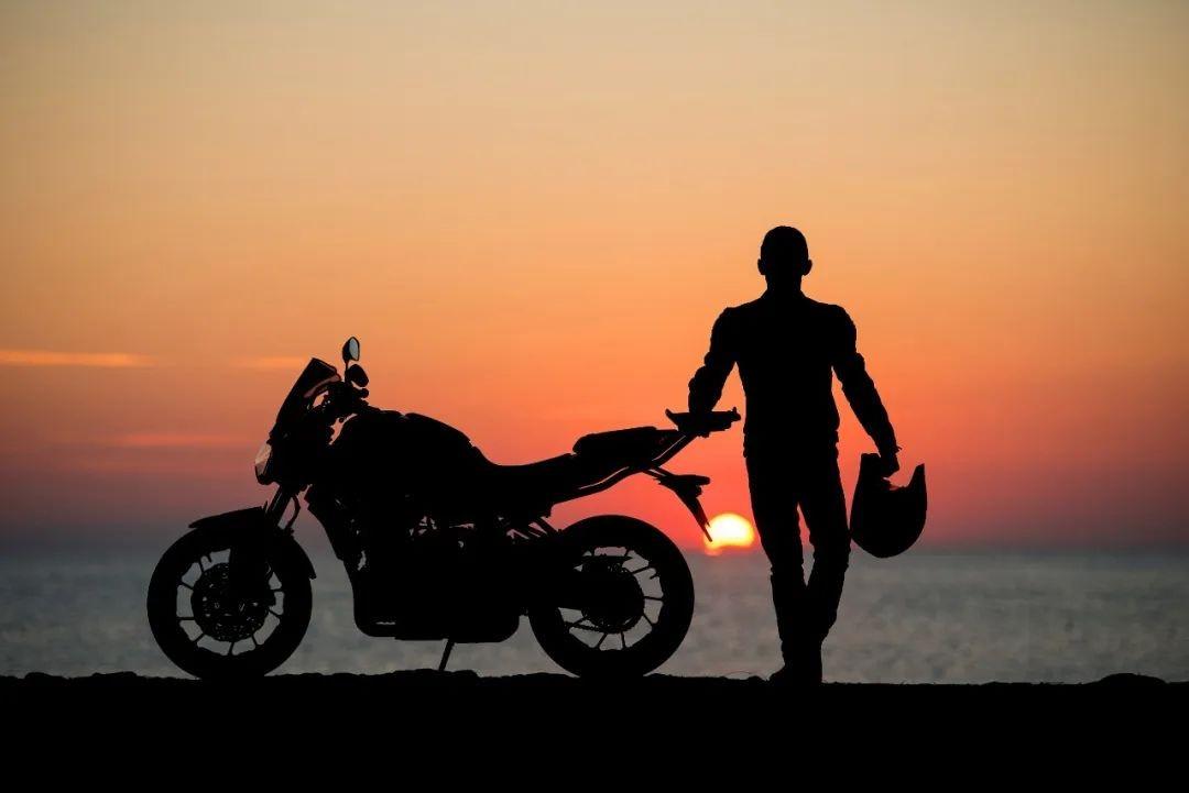 但比起后面几个项目,诨名"肉包铁"的摩托车,天生又带着危险的底色.