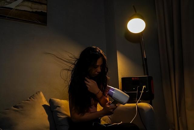 电热水壶多少瓦，热水壶的功率一般多大（电小二户外电源1000Pro双快充设计）