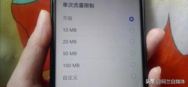 怎么共享手机流量，怎么共享手机上网流量（手机没卡没网没WiFi）