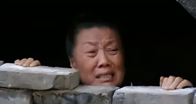 瓦罐坟老人为什么不跑，瓦罐坟老人跑了会怎样（古代人过60就要被关进坟墓）