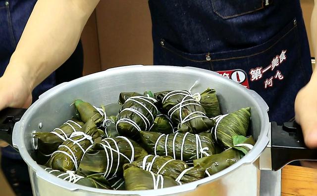 三角粽怎么包，三角粽怎么包慢动作（加凉水还是开水）