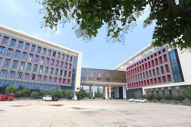 江苏省师范类大学排名一览表，江苏师范类大学排名（江苏第三师范大学之争）