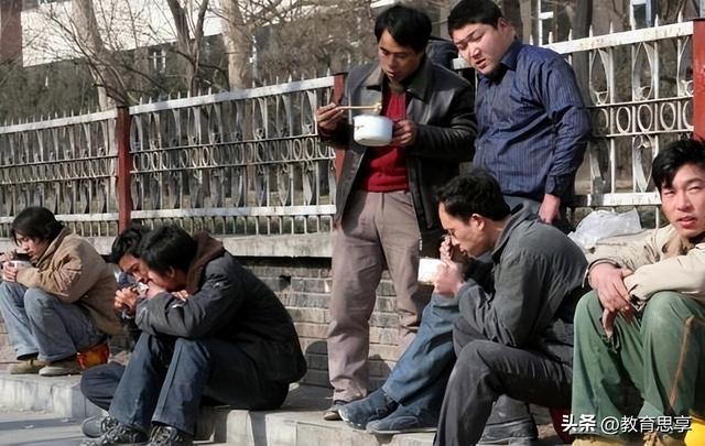 用盆吃10袋泡面，用盆吃10袋泡面男子回应月薪2万邀约（在火车上用脸盆吃10袋泡面）