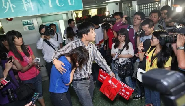 两岁小悦悦事件过程，那个被车撞倒、18人路过无视的两岁女童小悦悦