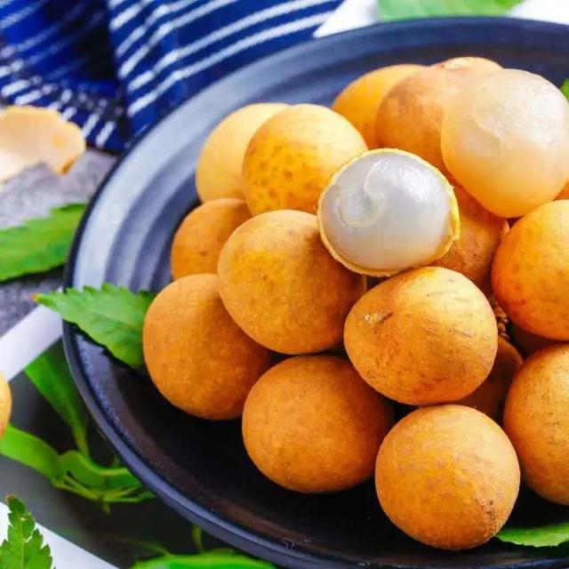 吃新鲜龙眼上火吗，新鲜的龙眼吃了上火吗（龙眼和桂圆，是同一种食物吗）