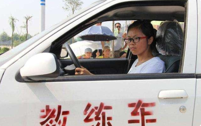c1升b2需要什么条件怎么升，c1驾照升b2什么条件（C1升B2驾照）