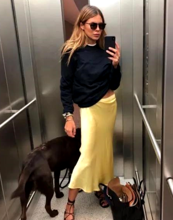 红色卫衣配什么颜色裤子，红色卫衣配什么颜色裤子最搭（40岁女人穿卫衣）