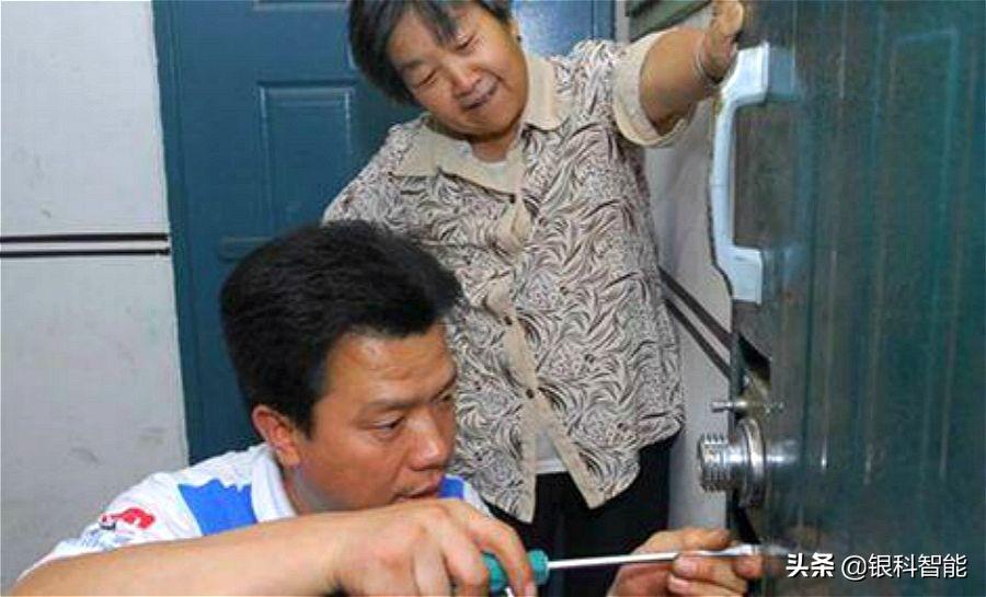 门锁怎么安装，门锁安装师傅（但又不知道怎么安装的）